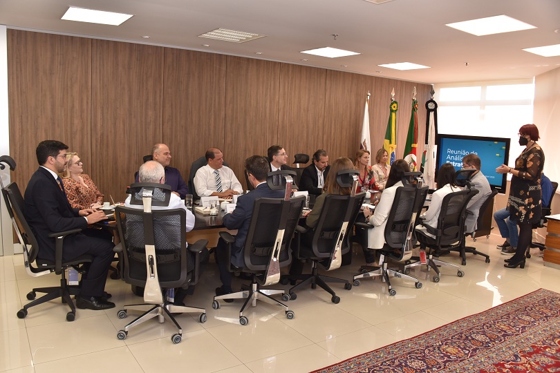 Foto da reunião, em ângulo aberto