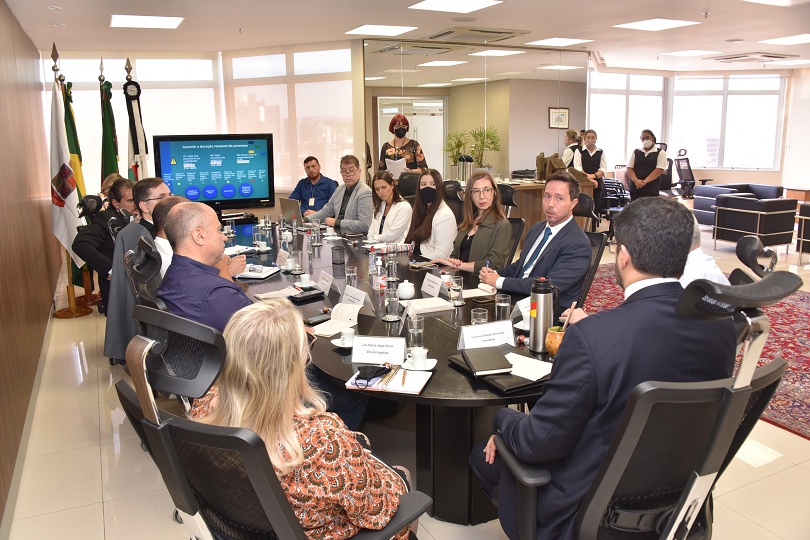 Foto da reunião, em ângulo aberto