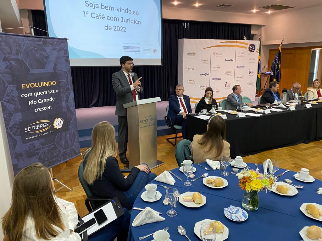 Des. Francisco Rossal, de pé, durante sua fala.