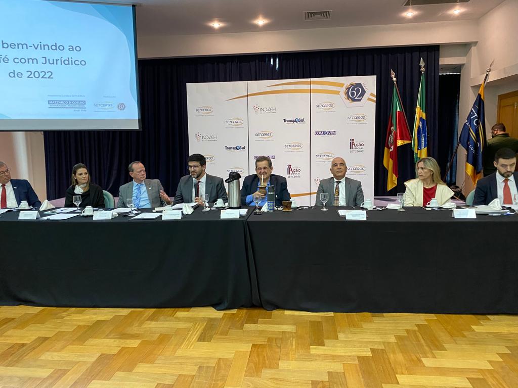 Foto da mesa oficial do evento, durante fala do Des. Rossal