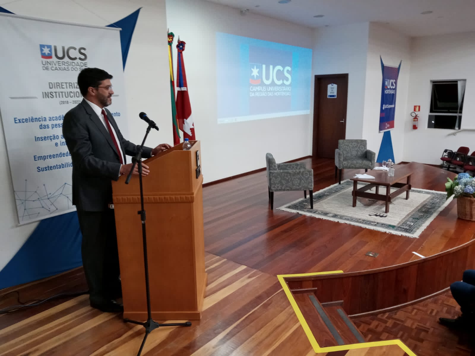 Des. Rossal, no púlpito