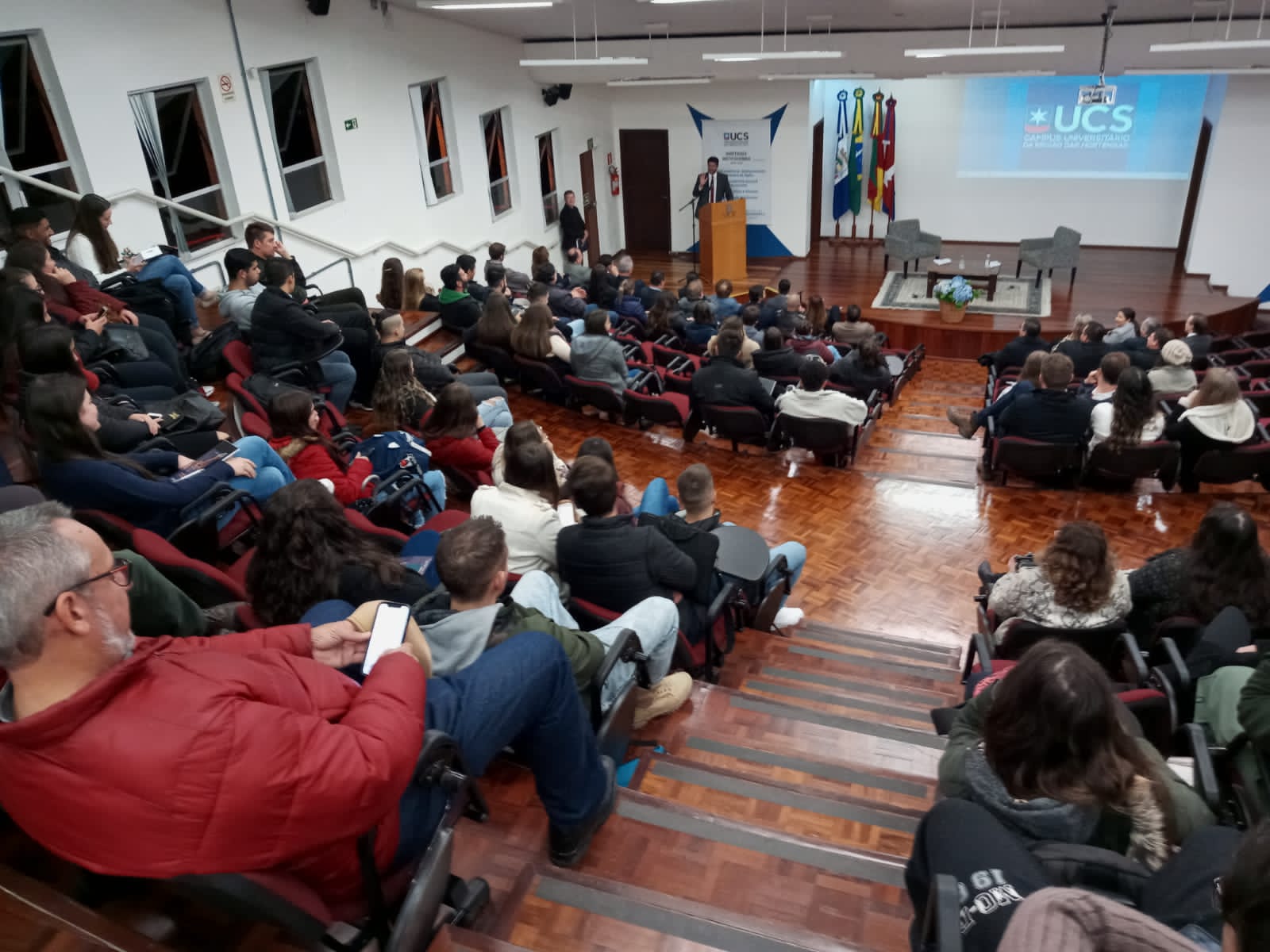 Foto em plano aberto do auditório