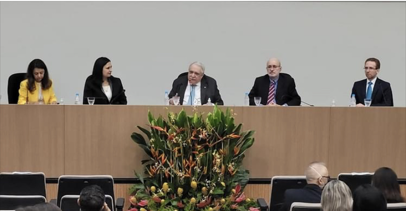 Mesa do evento do II Encontro da Memória do Poder Judiciários com 5 pessoas sentadas, sendo a dra. Anita Lüubbe a primeira à esquerda.