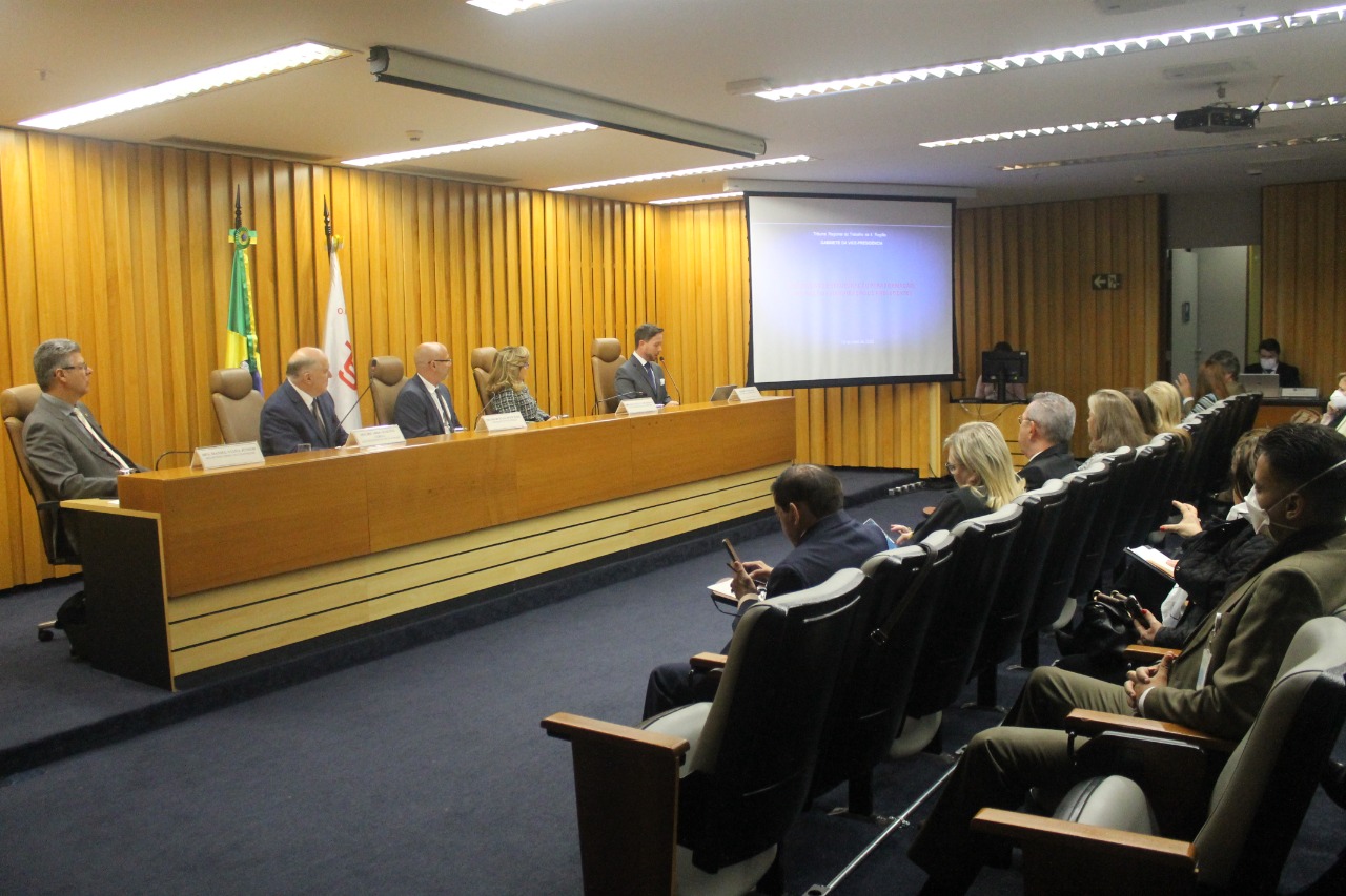 Mesa oficial do evento.