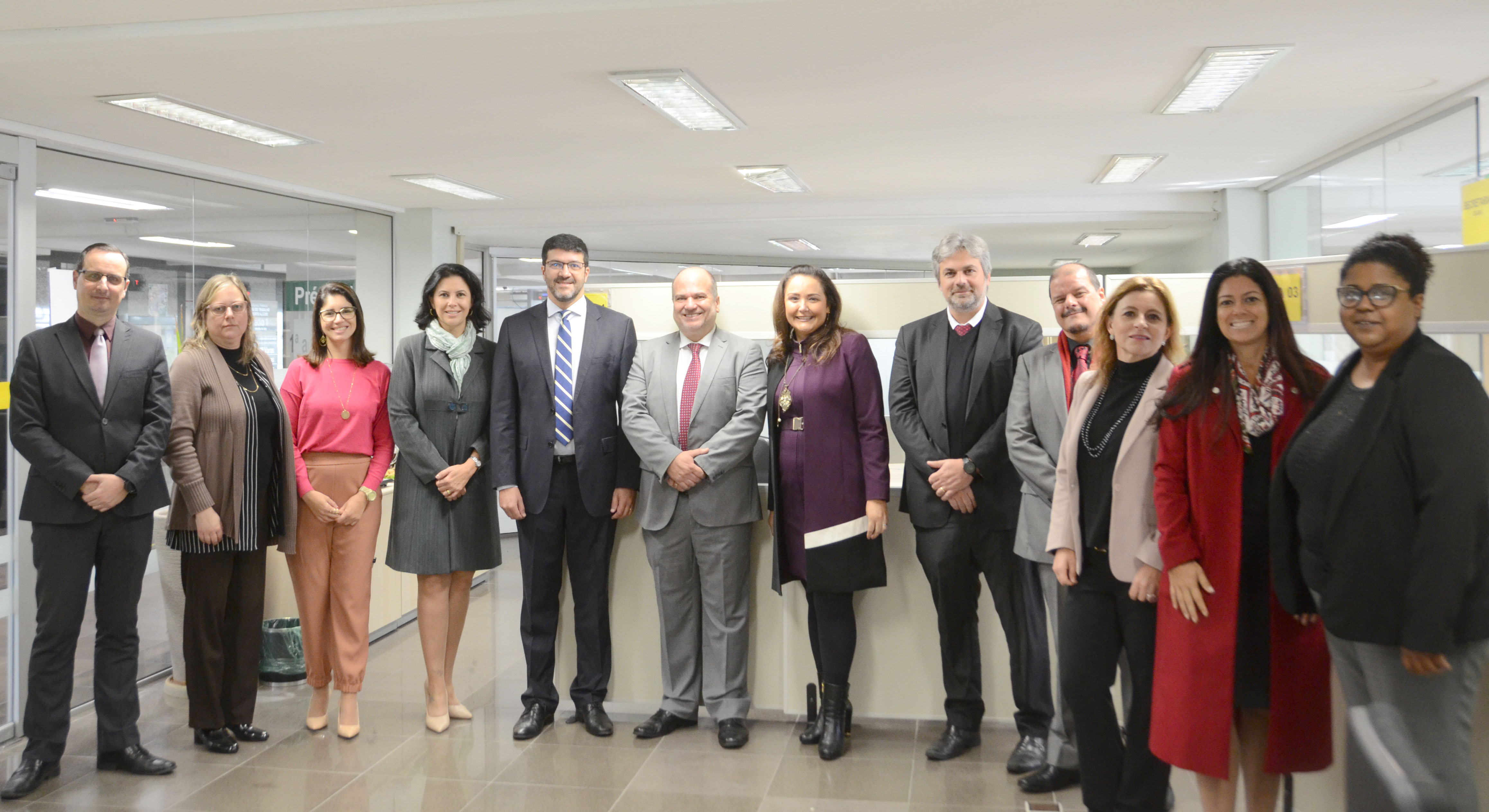 Magistrados(as) e advogados(as).