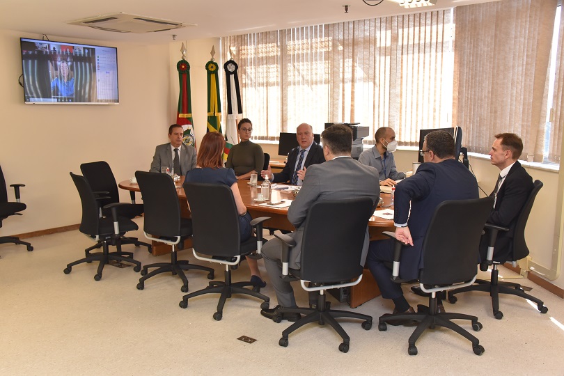 Foto da mesa da reunião de mediação