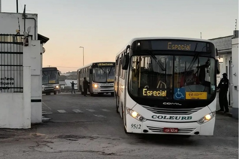 Foto de alguns ônibus da empresa Coleurb saindo da garagem 