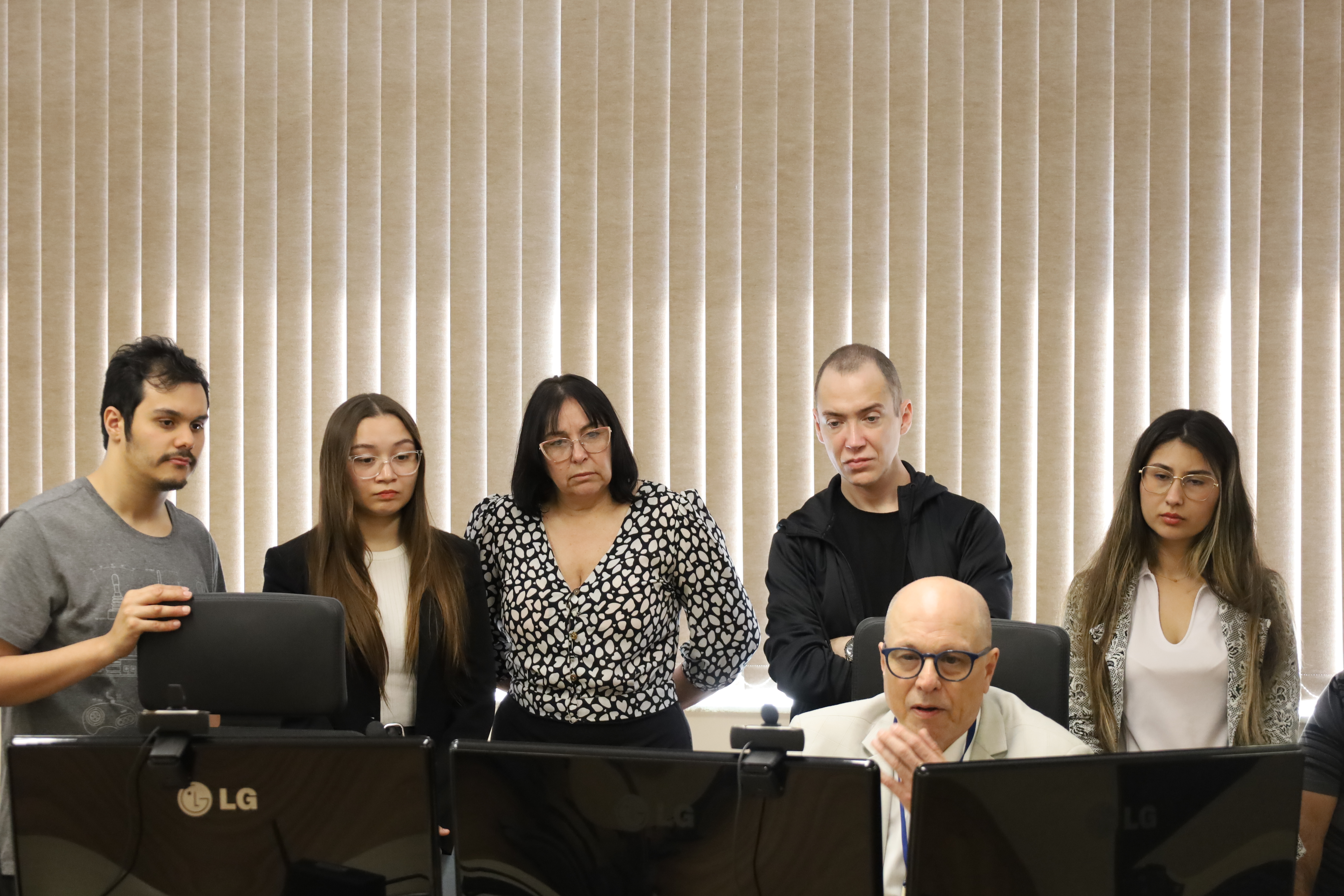 Alunos acompanham assistem o servidor Paulo Bergman preparando a sessão da 3ª Turma.