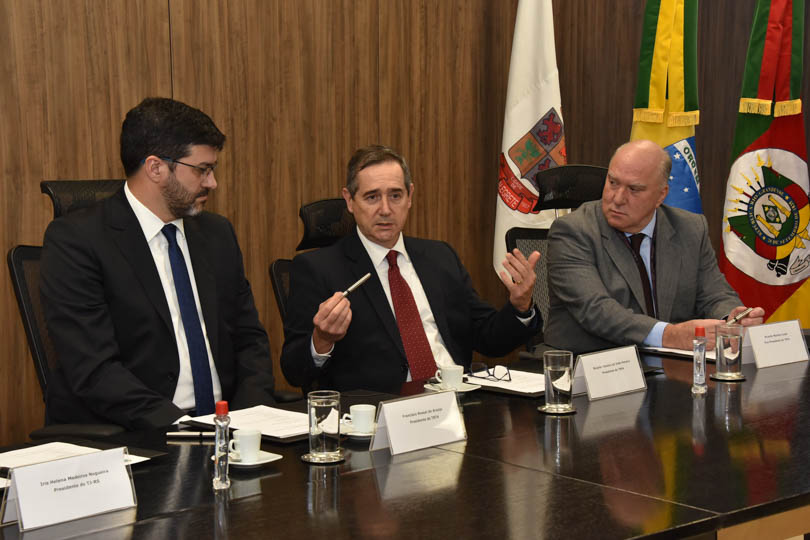 Foto da mesa oficial