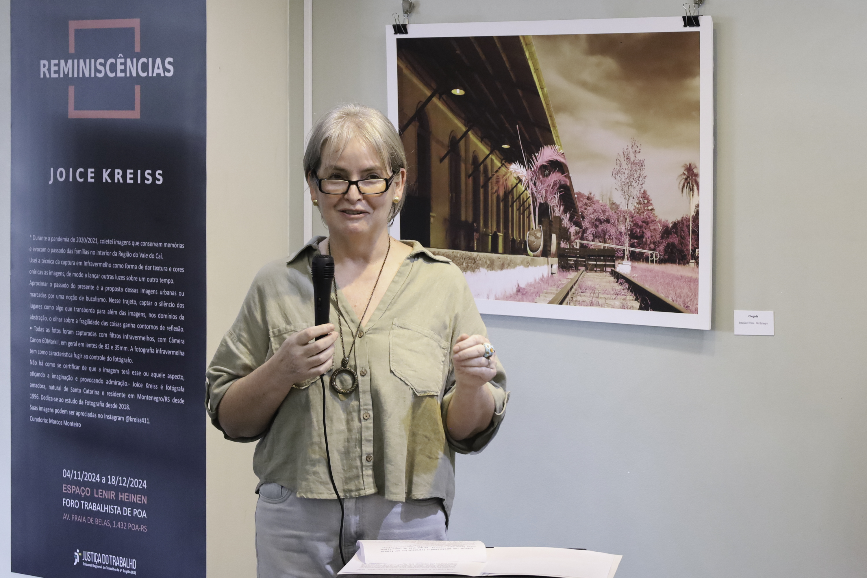 Artista fala ao microfone