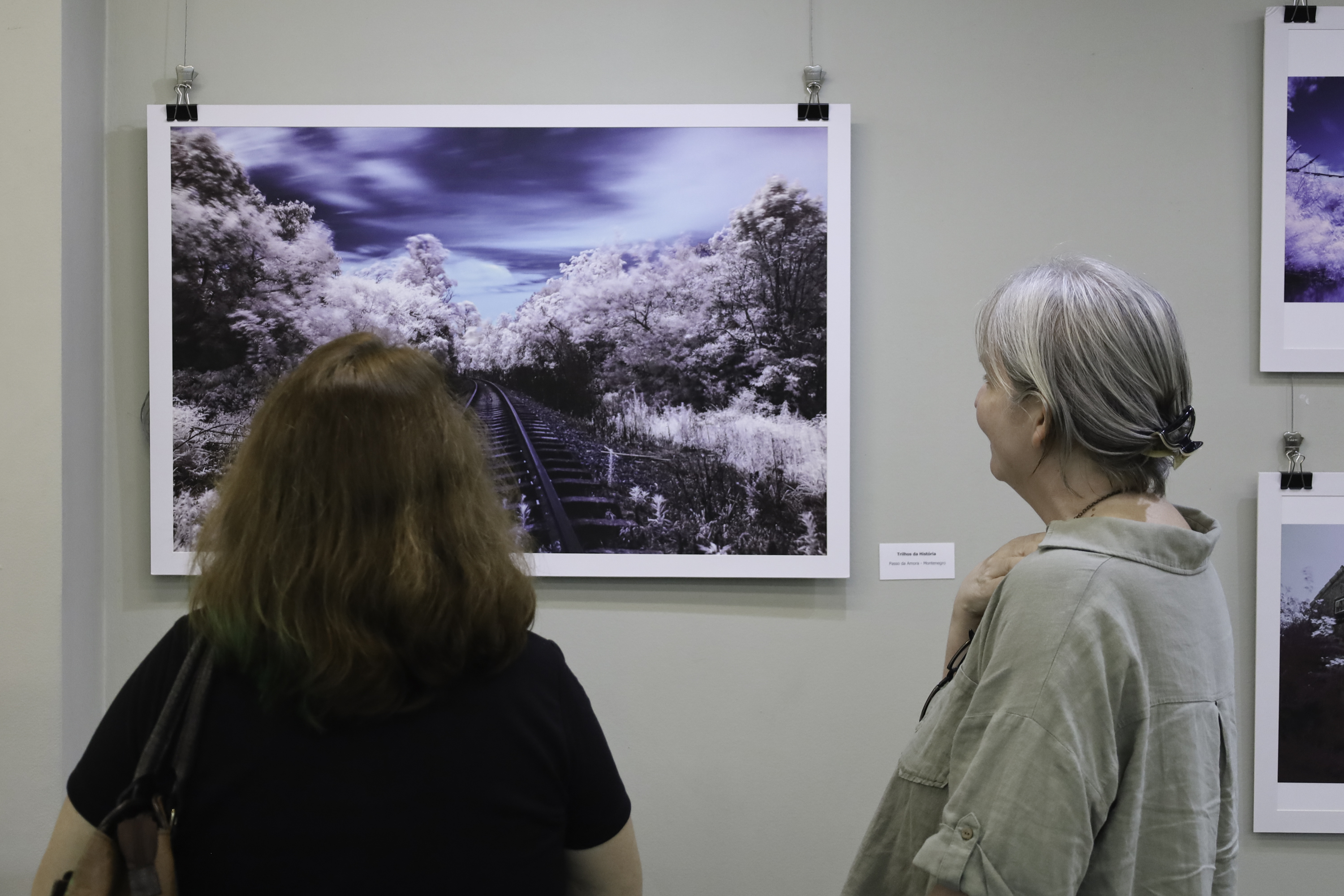 Duas mulheres observam as fotos
