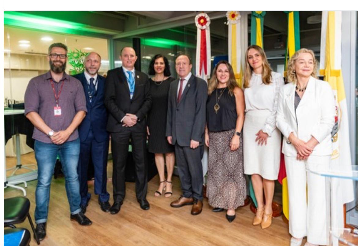 Luciane Barzotto (centro) representou o TRT-RS na assinatura simbólica do convênio