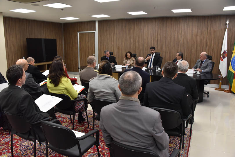 foto em ângulo aberto da reunião, mostrando mesa oficial e parte do público