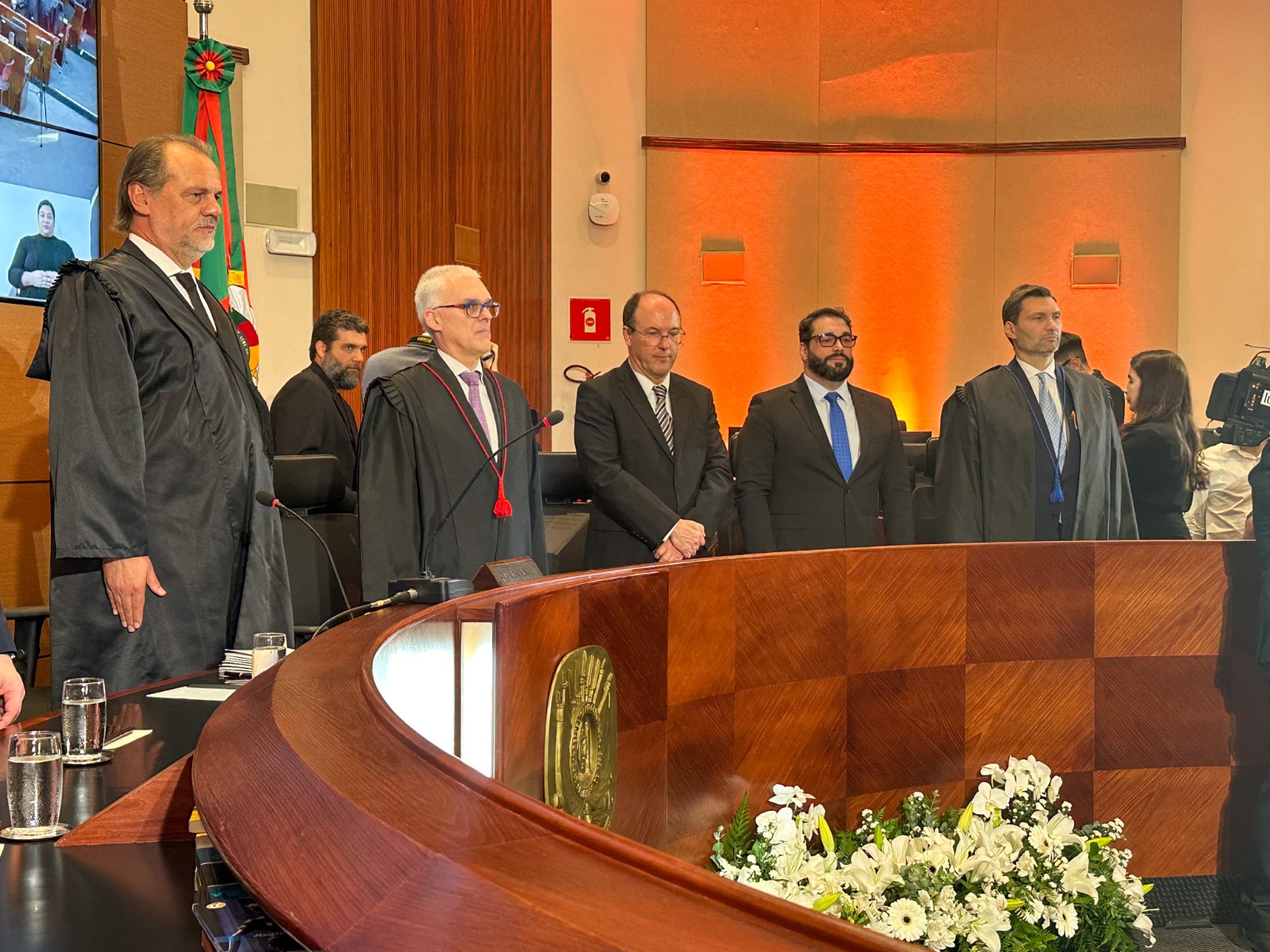 A foto fechada desembargador na mesa