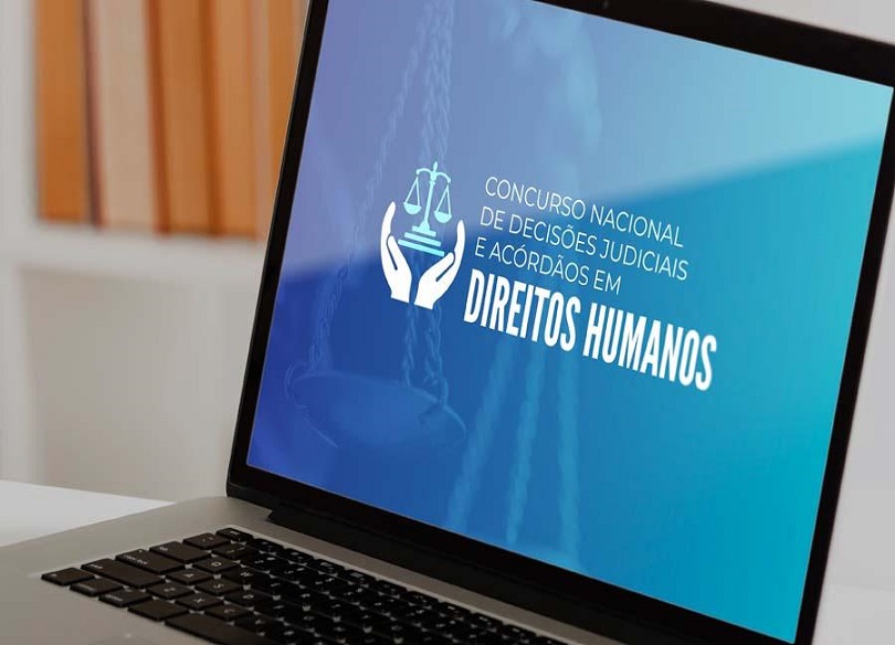 Notebook com a arte do concurso