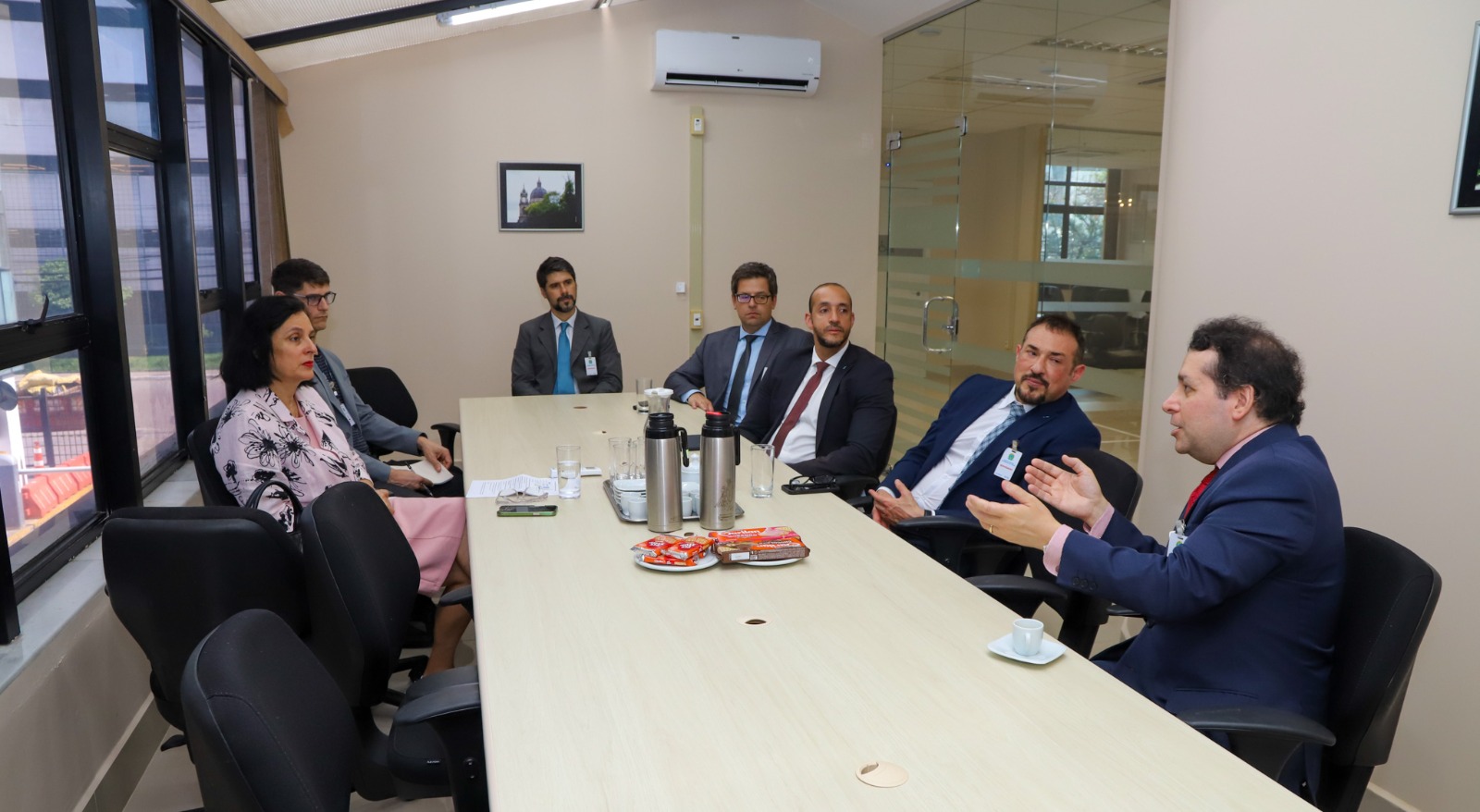 a Foto da reunião da Caixa com a desembargadora Luciane.