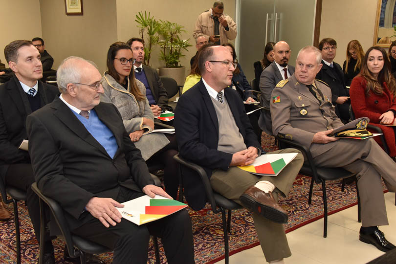 Des. Cândido Leal Junior (centro), corregedor do TRF-4