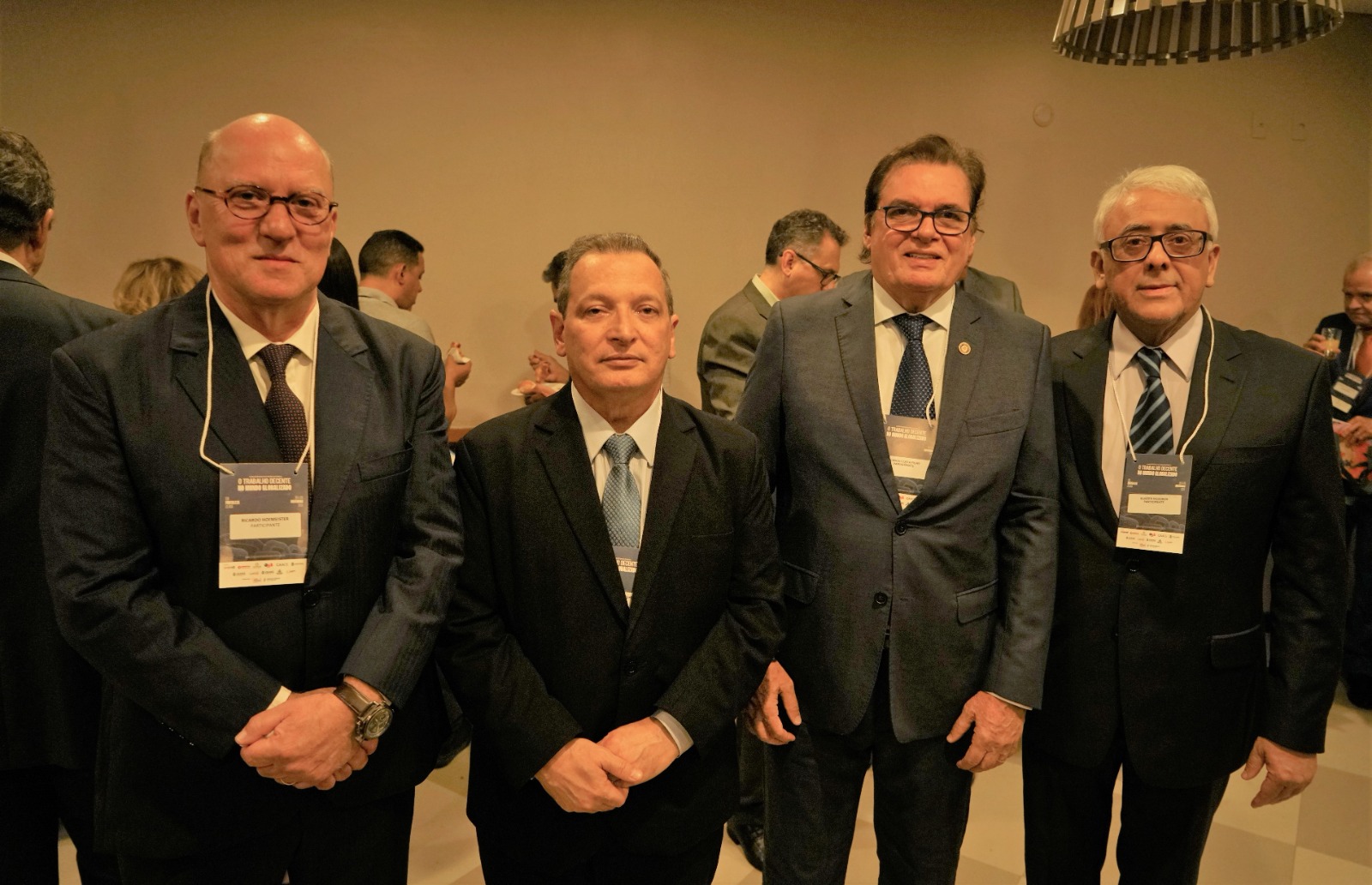Foto de Ricardo e desembargadores.