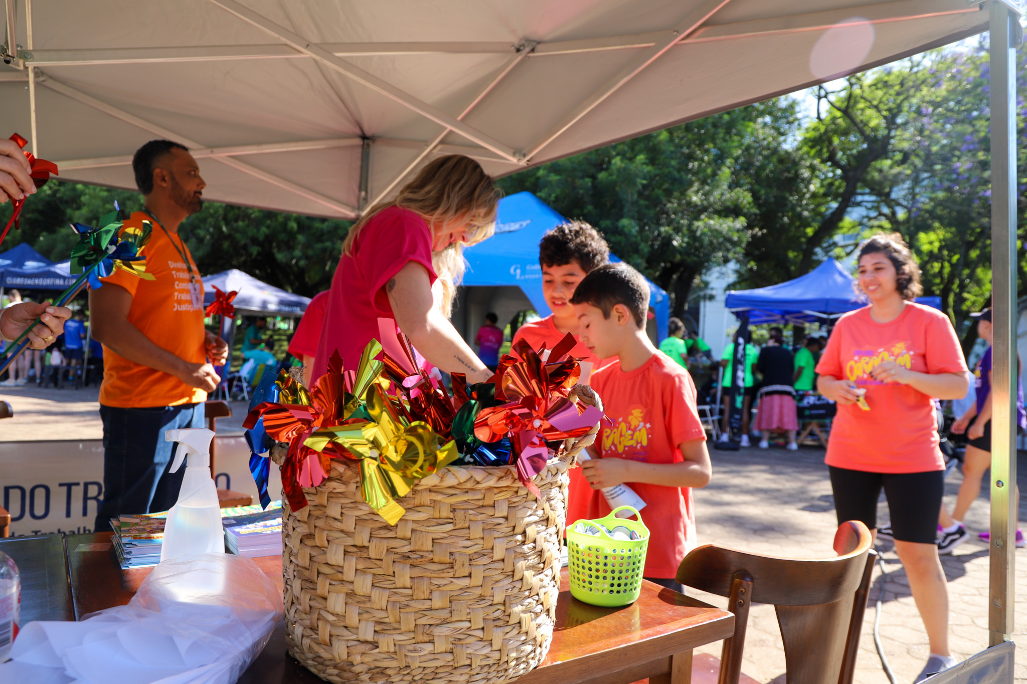 Em primeiro plano, cesto com os cataventos coloridos no estande do TRT-RS na Maratona