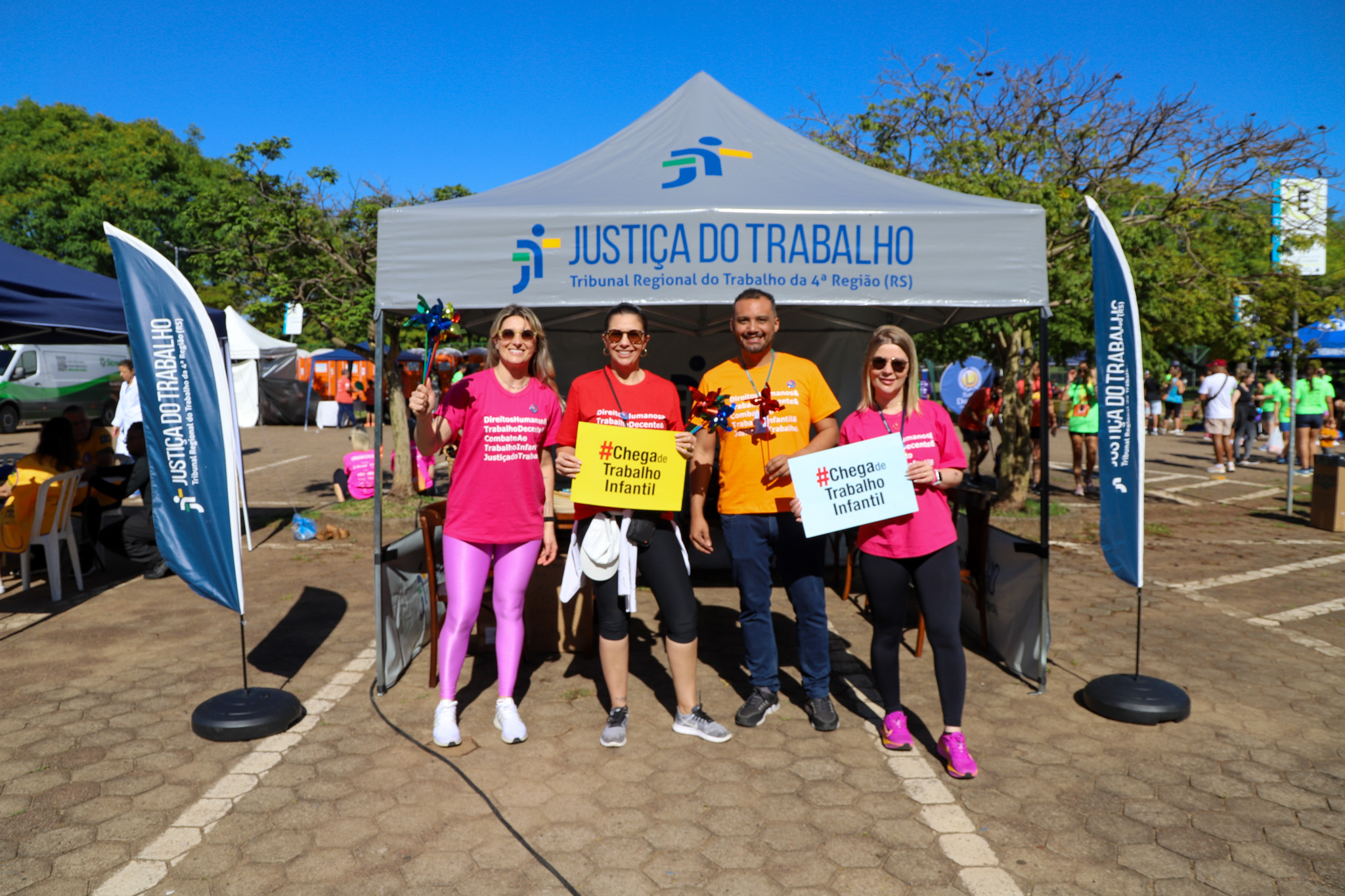 Juíza Aline e servidores(as) do TRT-RS no estante da maratona