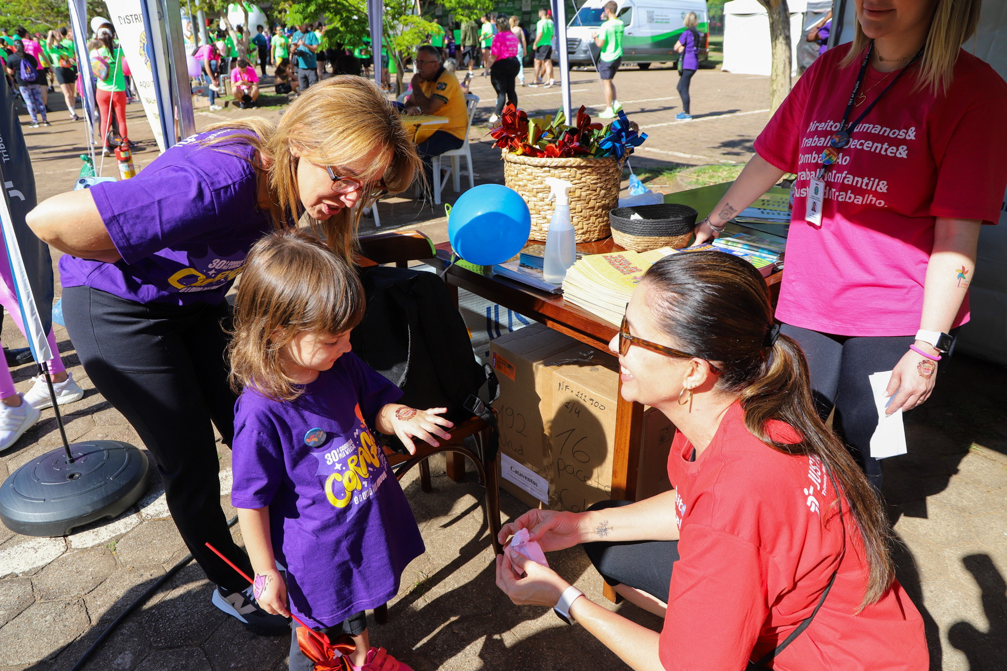 Juíza Aline e público presente no estante do TRT-RS na Maratona
