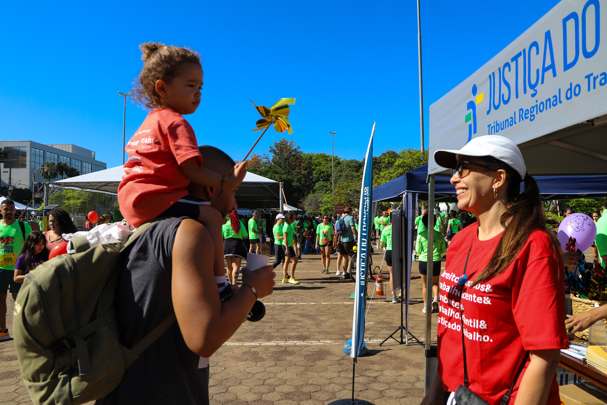 Juíza Aline e público presente no estante do TRT-RS na Maratona