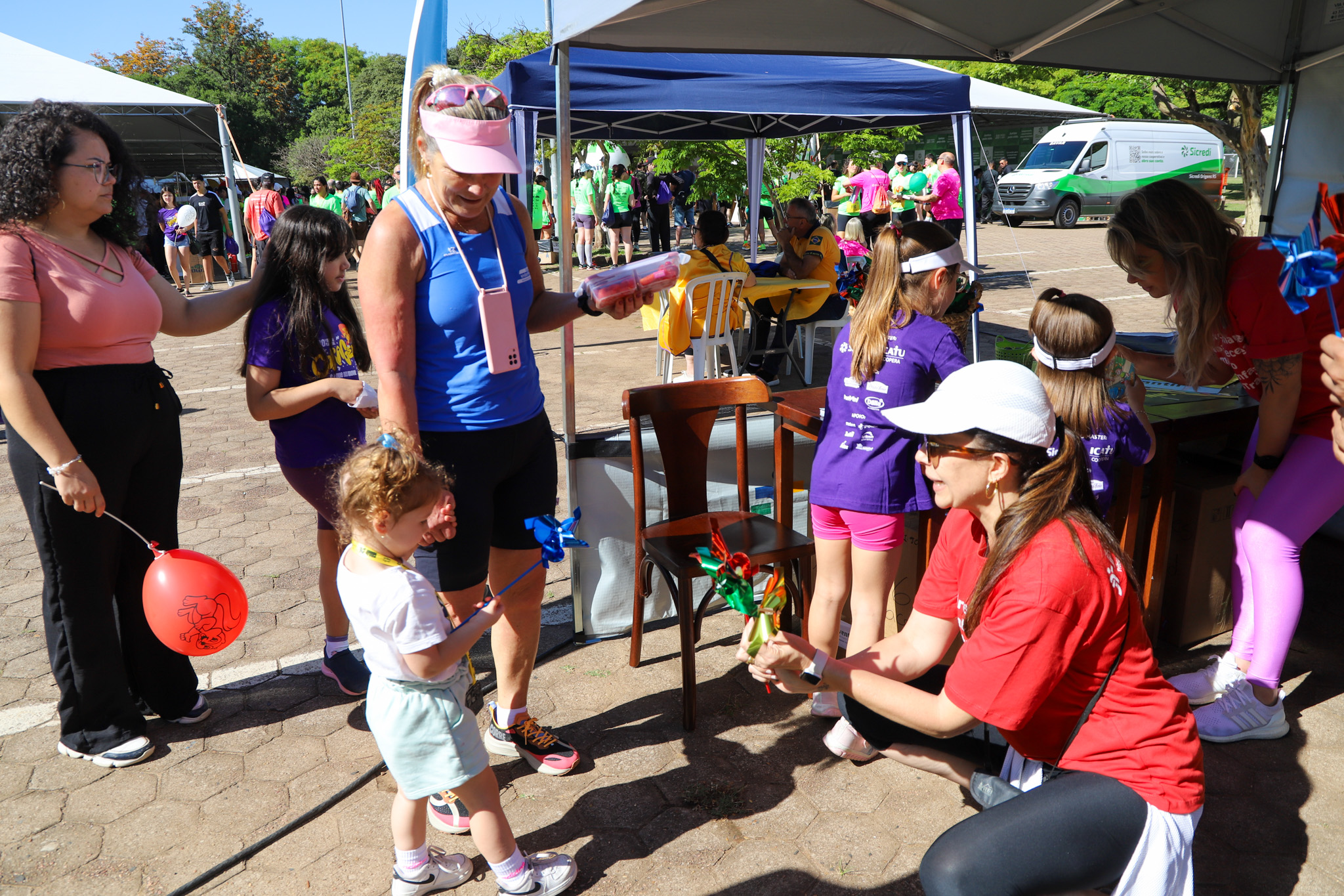 Juíza Aline e público presente no estante do TRT-RS na Maratona