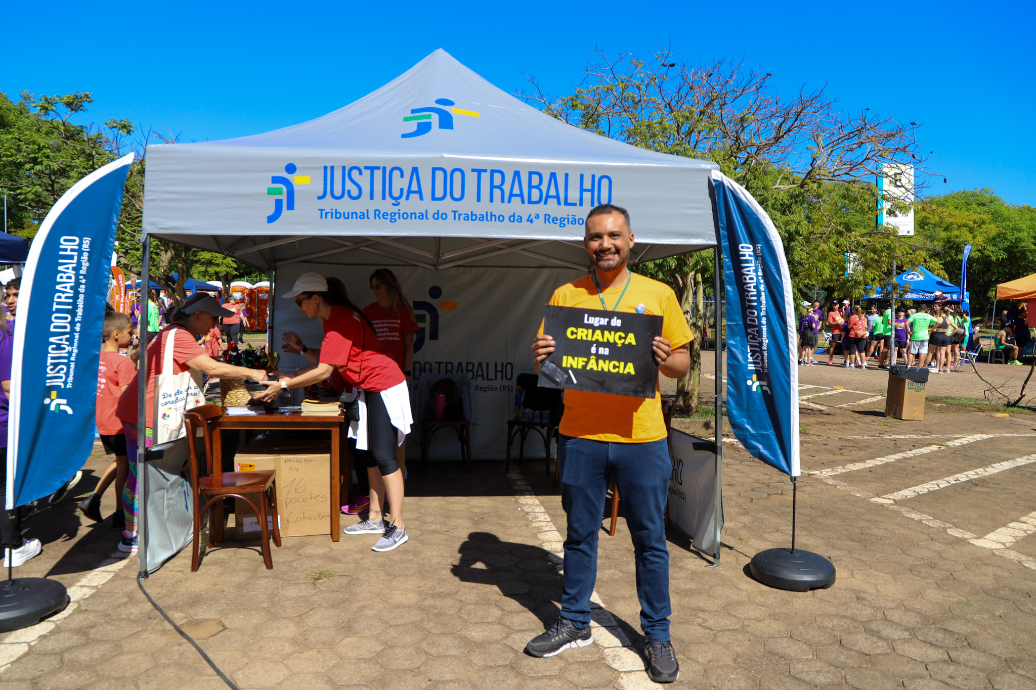 Servidor do TRT-RS posa com o cartaz #chega de trabalho infantil