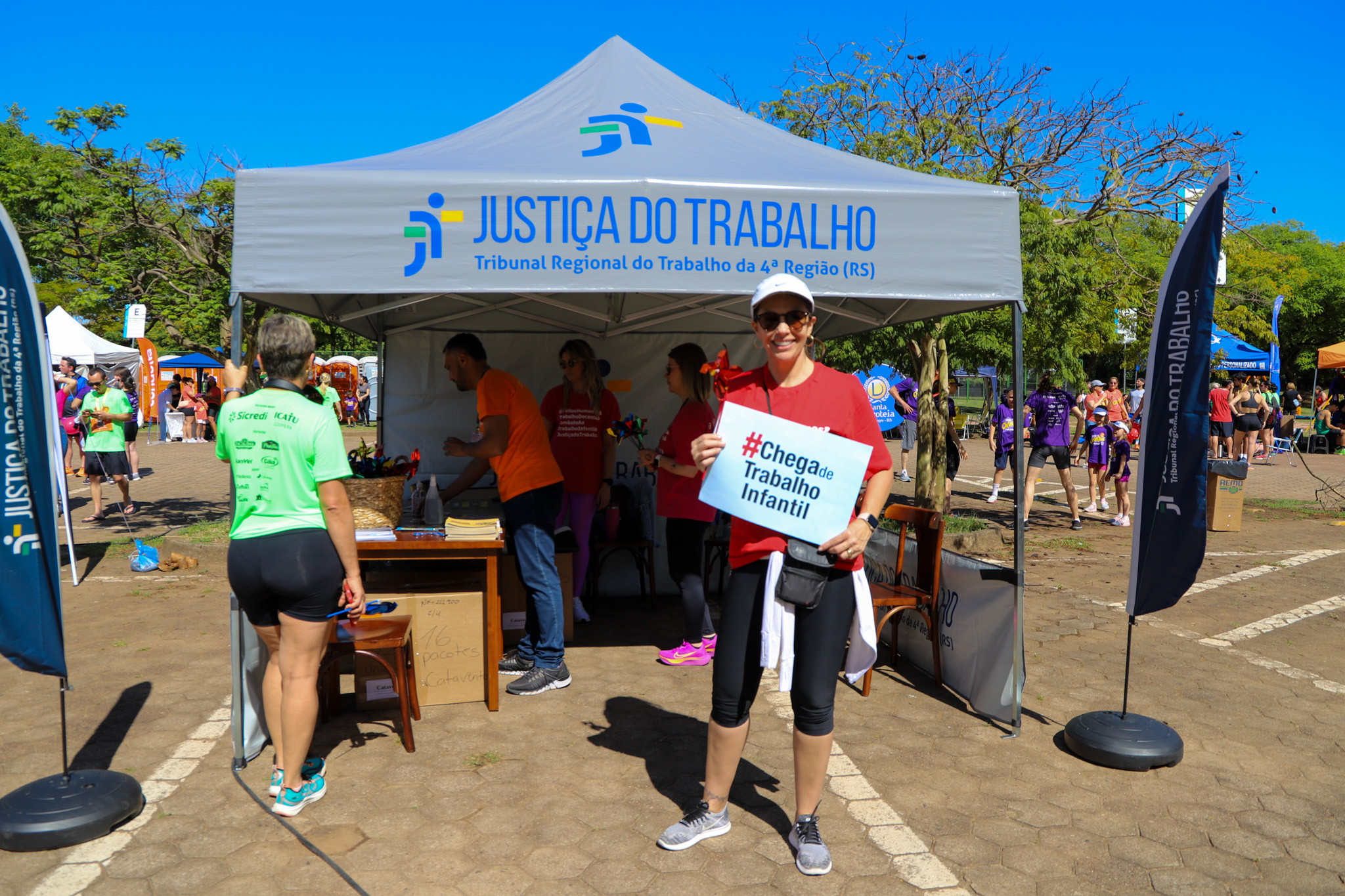 Juíza Aline Fagundes posa com o cartaz #chega de trabalho infantil