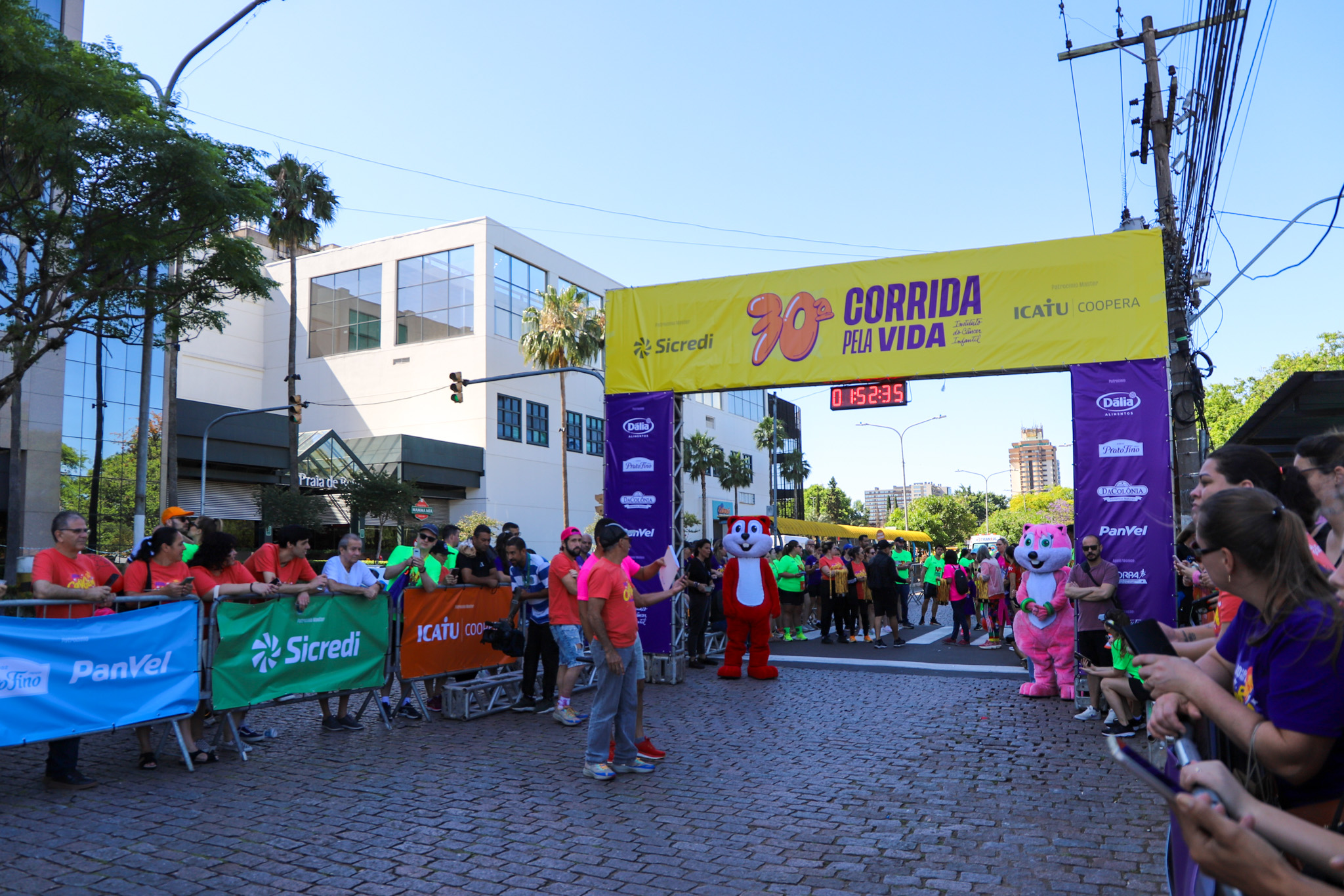 Pórtico de chegada da Maratona, com os Mascotes dos Esquilos do Zaffari.