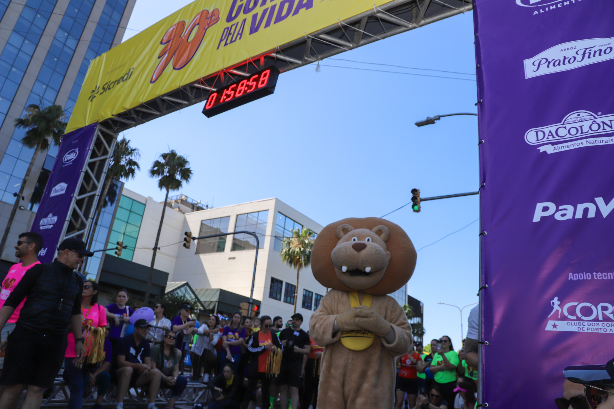 Pórtico de chegada da Maratona, com o Mascote da Maratona, o Ursinho "Coragem".
