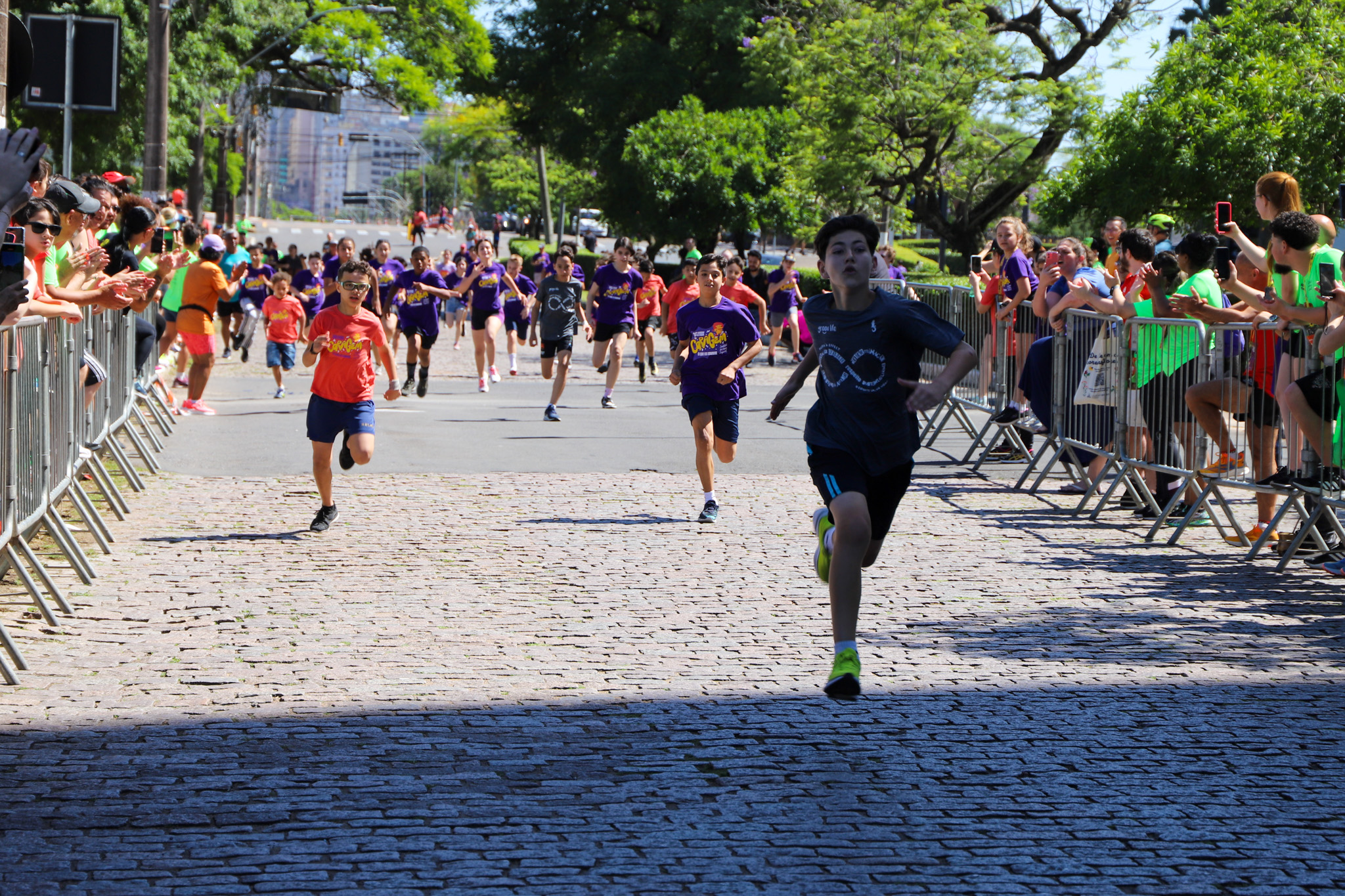 Crianças na corrida infantojuvenil.