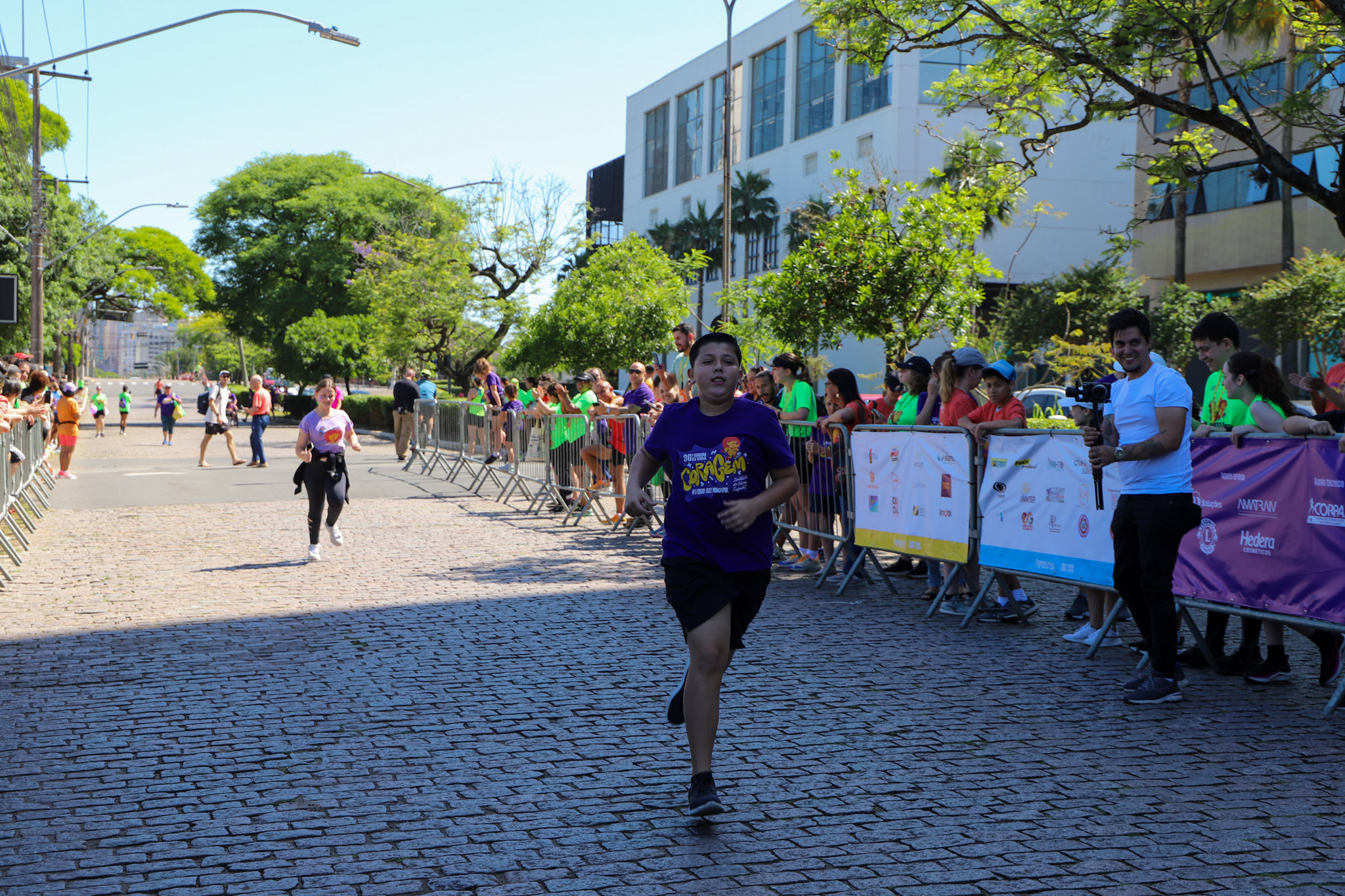 Crianças na corrida infantojuvenil.