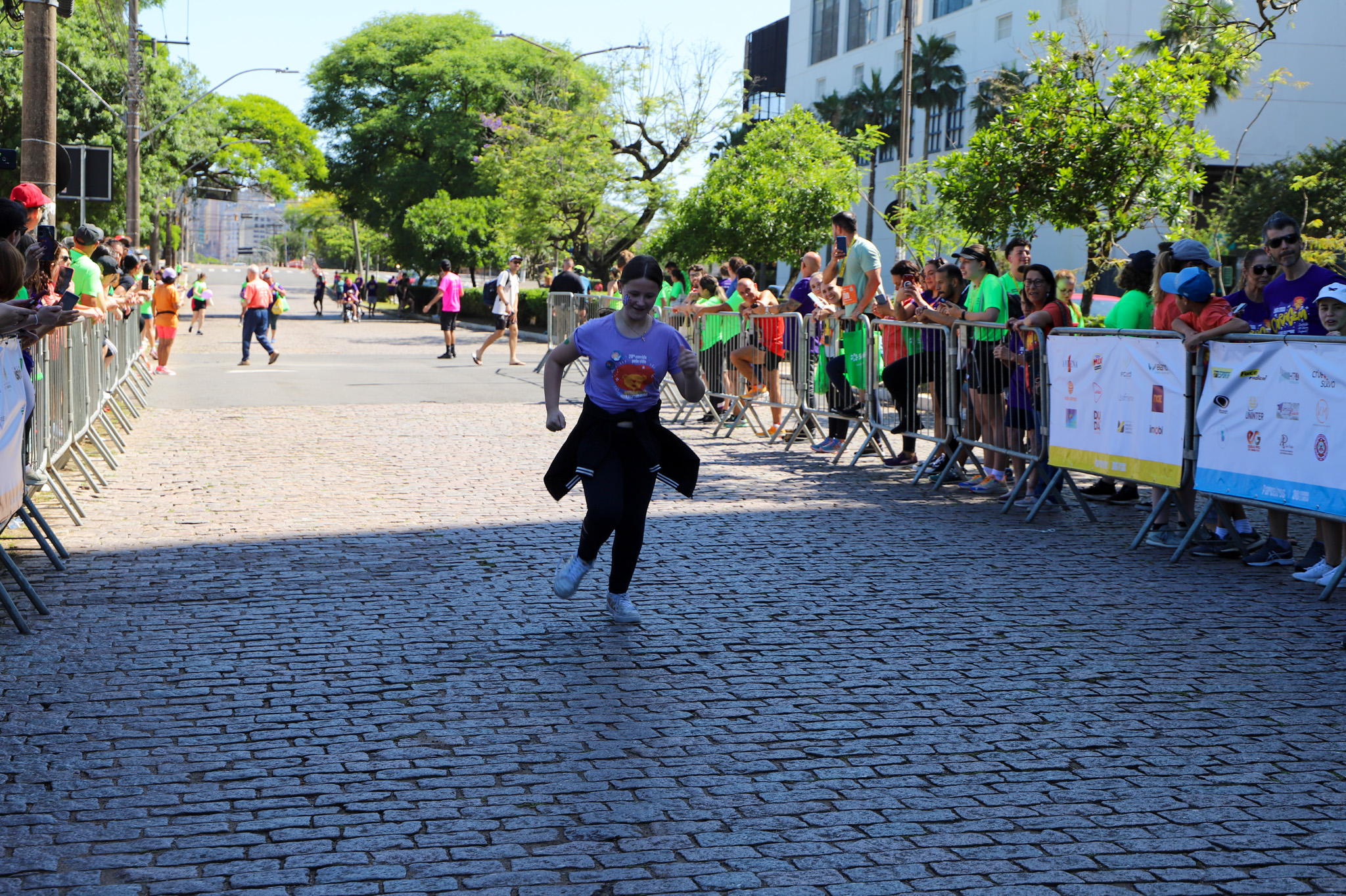 Crianças na corrida infantojuvenil.