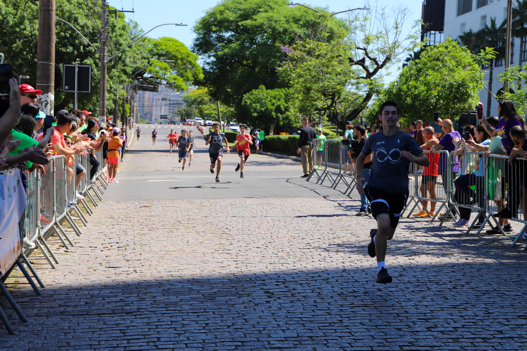 Crianças na Corrida infantojuvenil.
