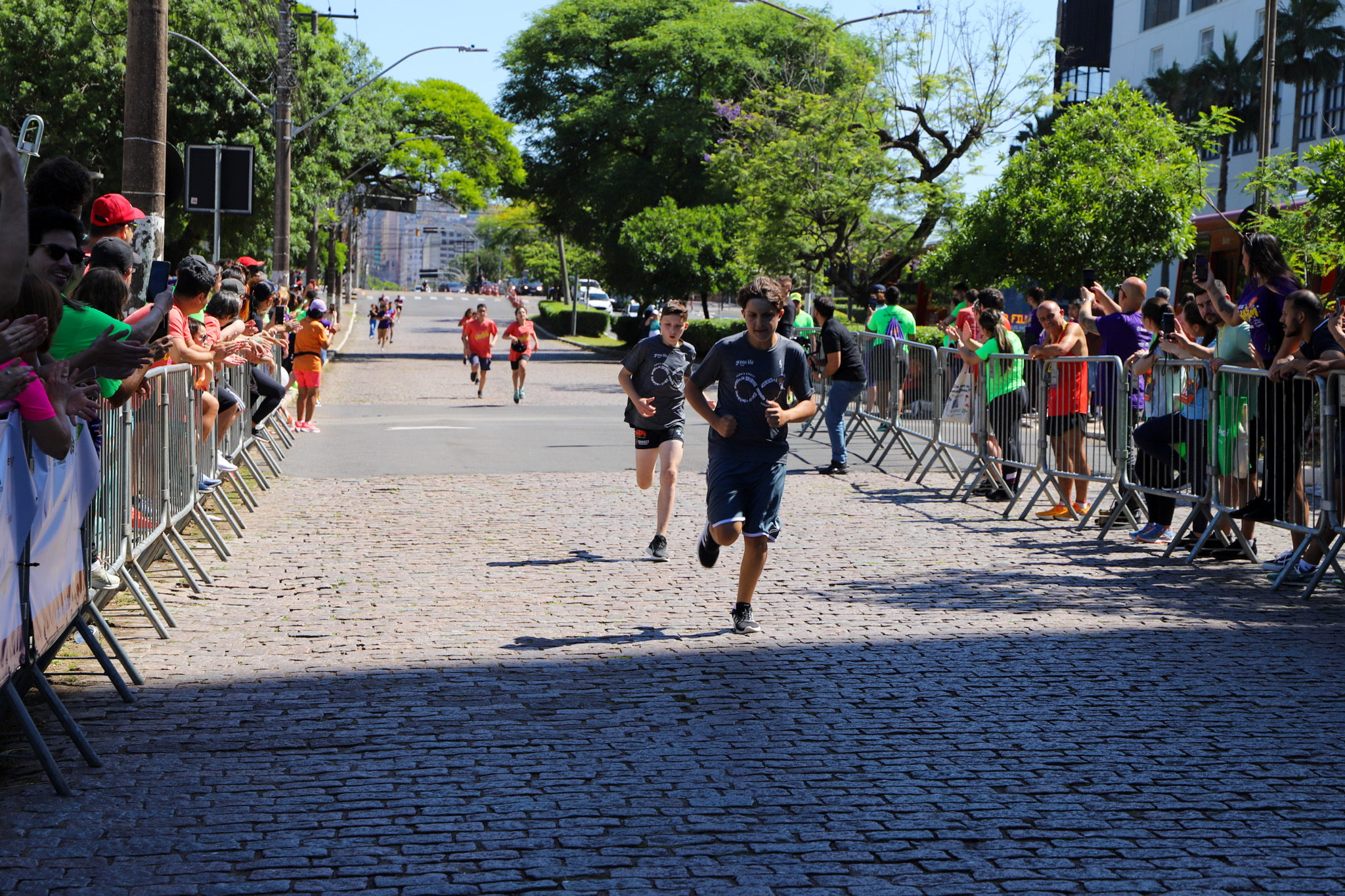 Crianças na Corrida infantojuvenil.