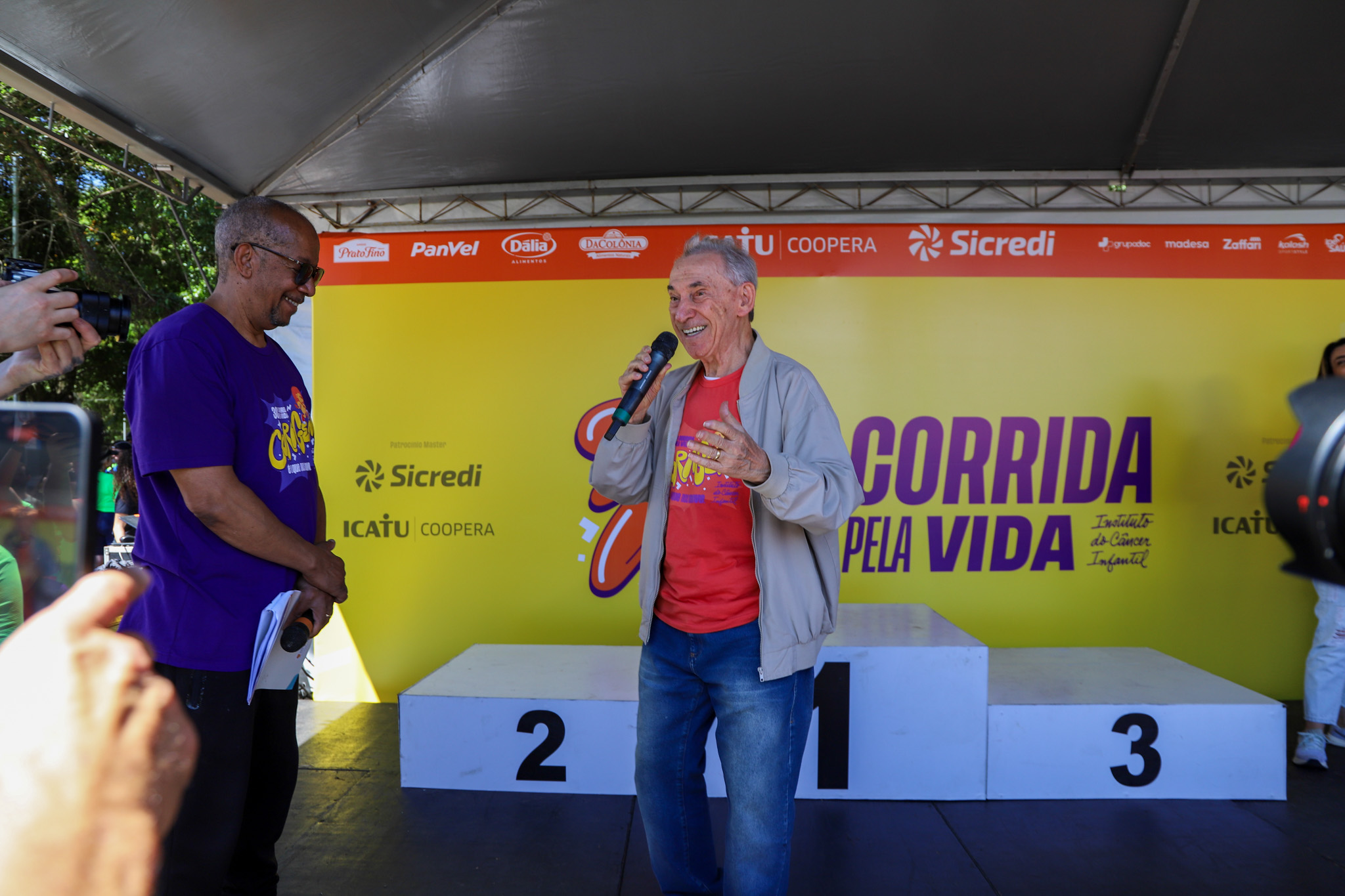 Jornalista Lauro Quadros no palco da Maratona.