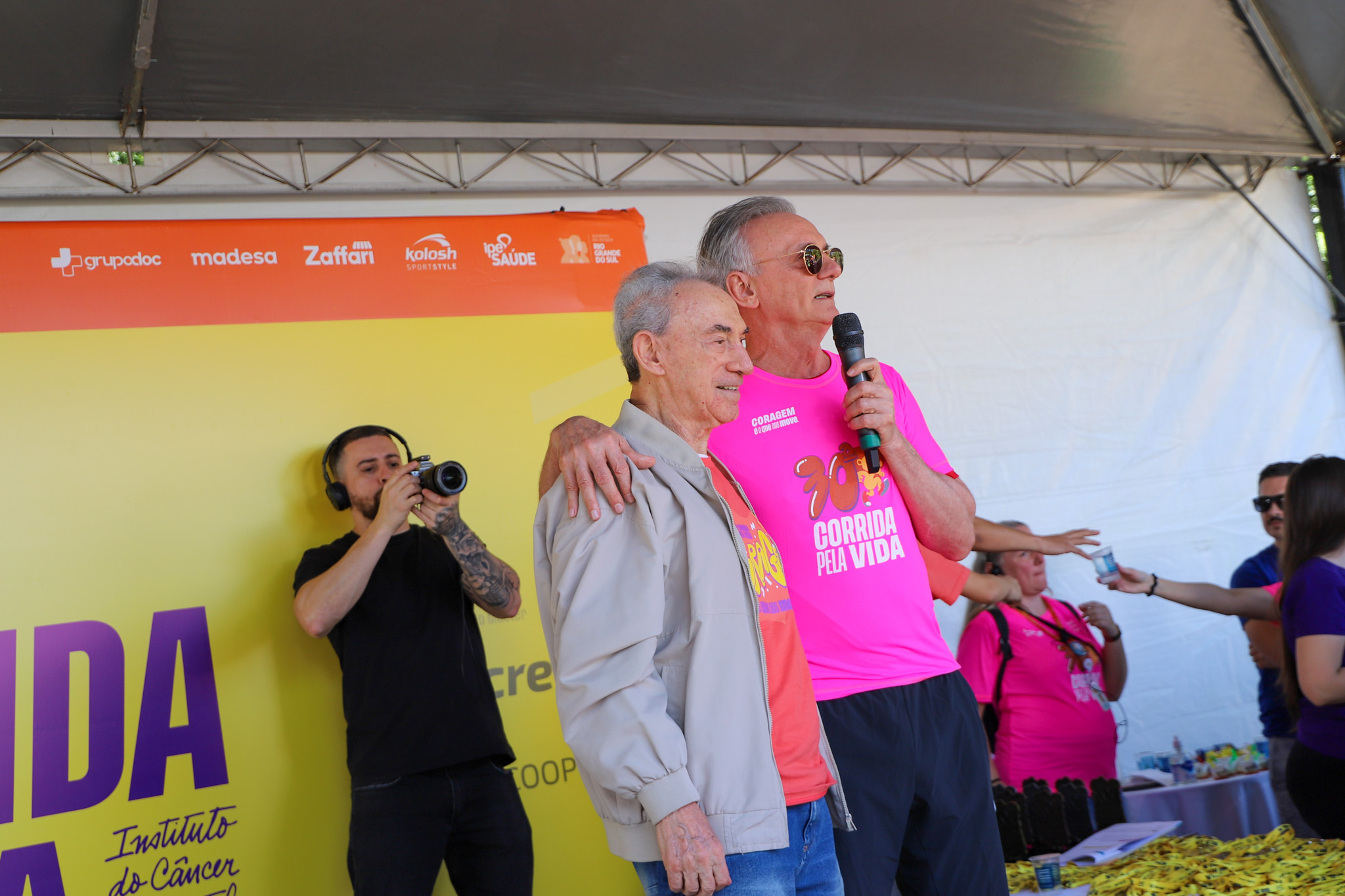 Jornalista Lauro Quadros no palco da Maratona.