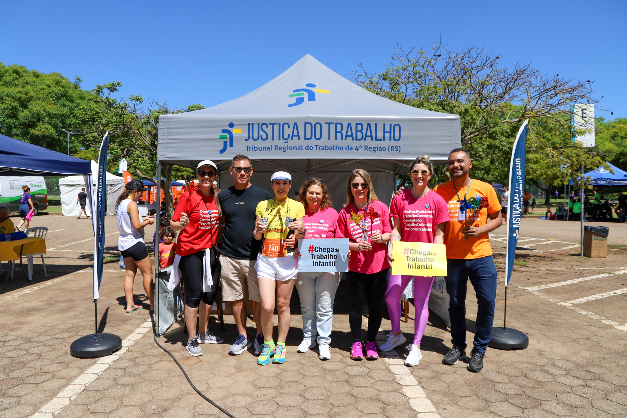 Servidores, magistradas e participantes da maratona no estande do TRT na Corrida pela Vida.