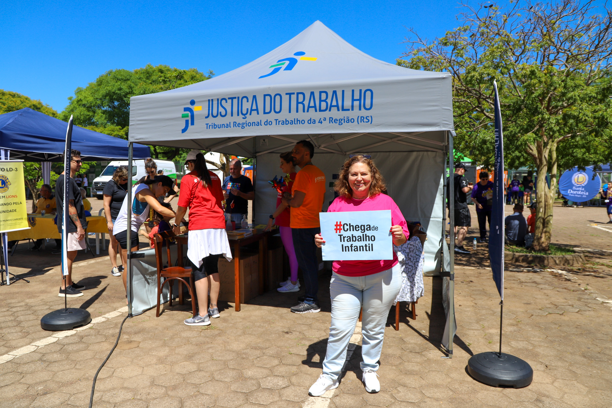 Desembargadora Rejane Souza Pedra no estande do TRT na Corrida pela Vida.
