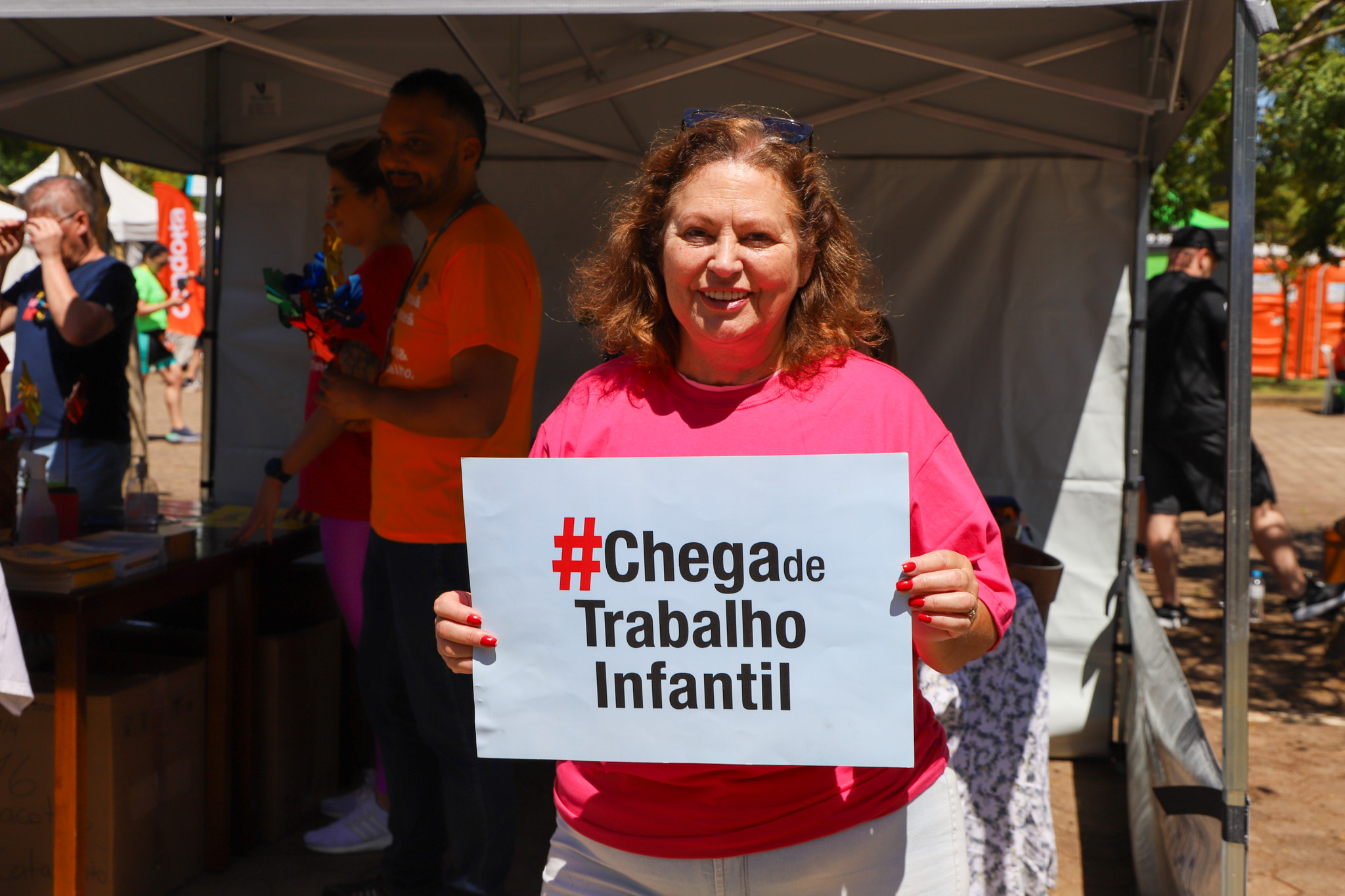 Desembargadora Rejane Souza Pedra no estande do TRT na Corrida pela Vida.
