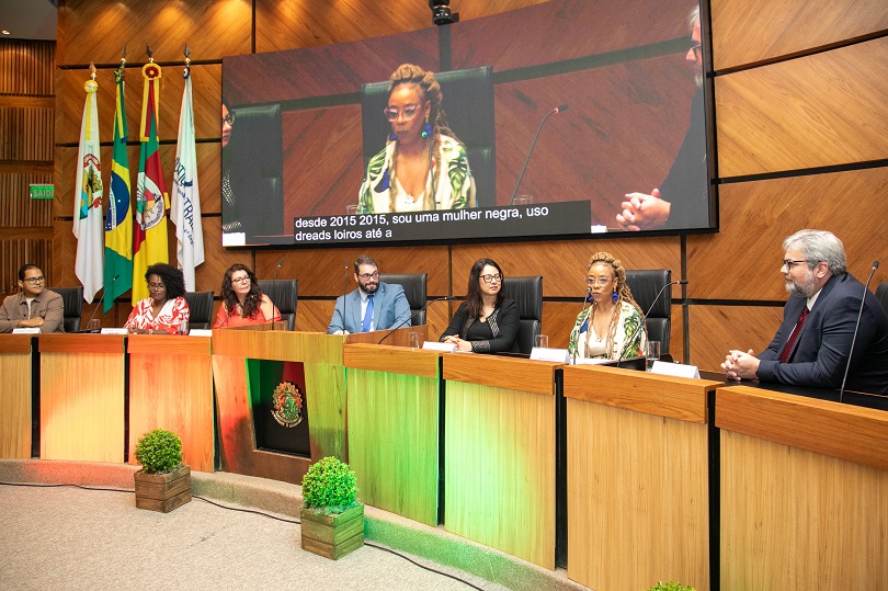 foto da mesa de abertura, durante fala da servidora Milena de Cássia Silva de Oliveira