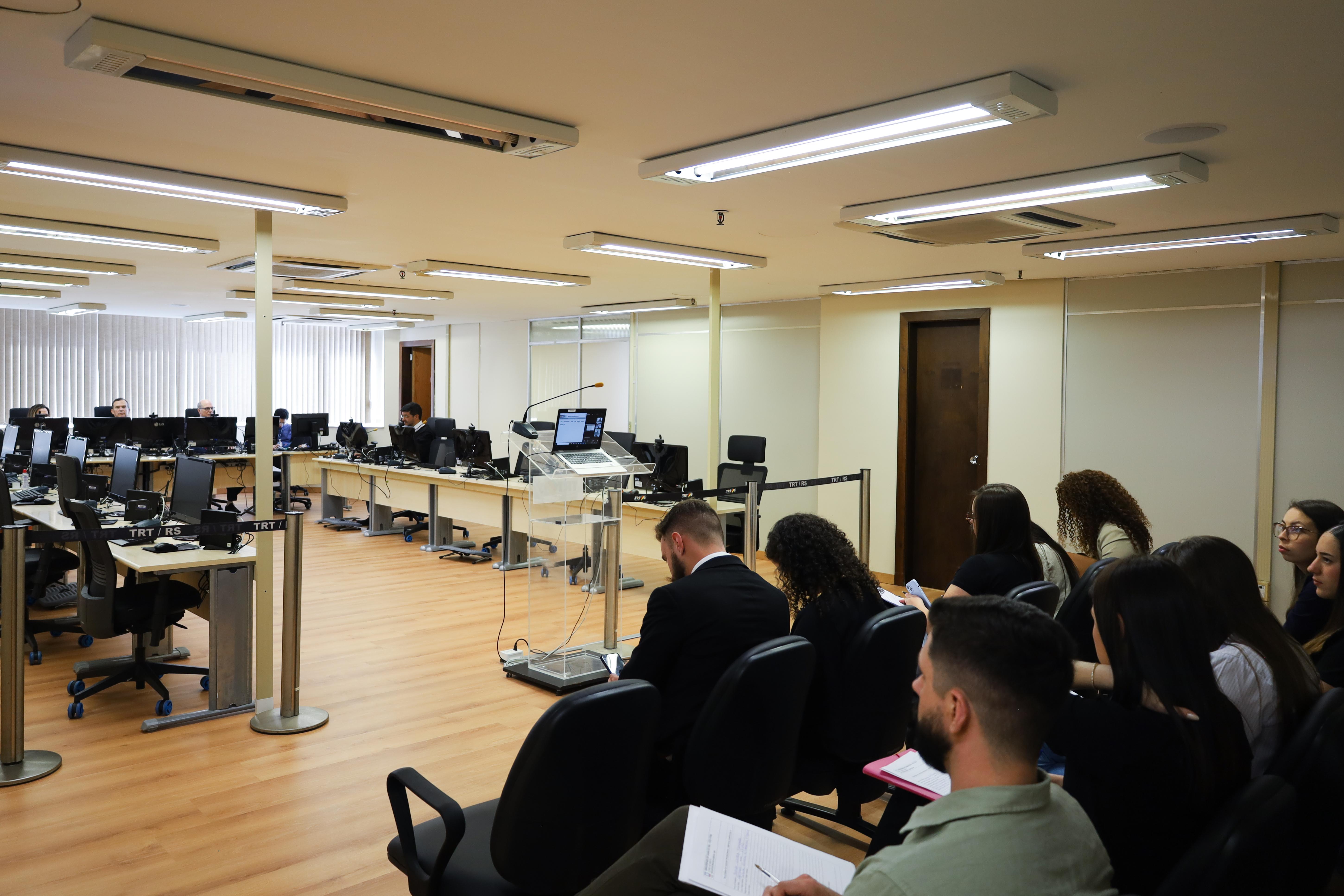 Alunos acompanham sessão da 3° Turma do TRT-RS