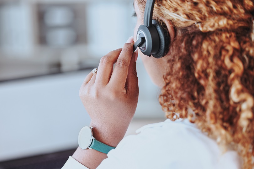 Foto ilustrativa de uma mulher com headphones.
