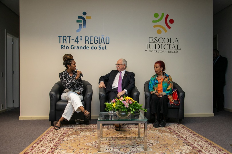 Integrantes do painel: Geziane, Fachin e Petronilha, sentados.