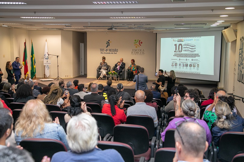 Foto em ângulo aberto, mostrando público e palco