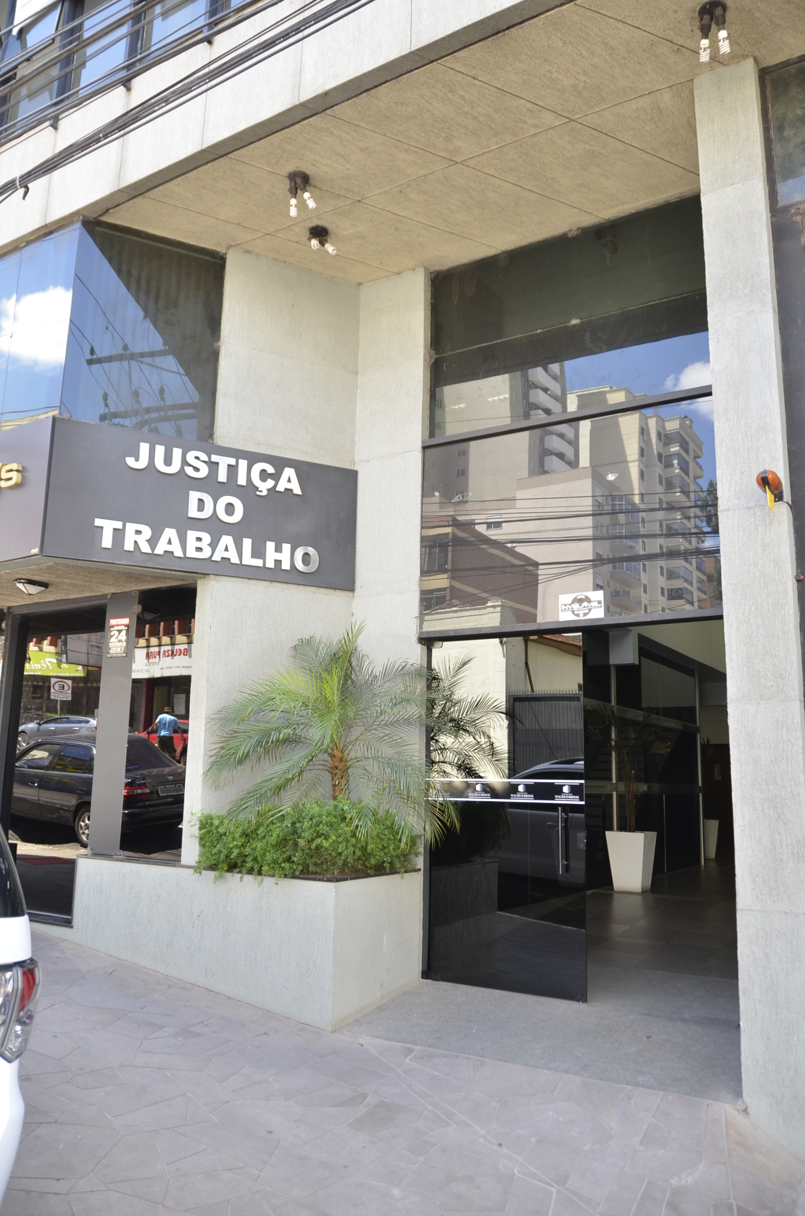 fachada do prédio do Foro Trabalhista de Passo Fundo