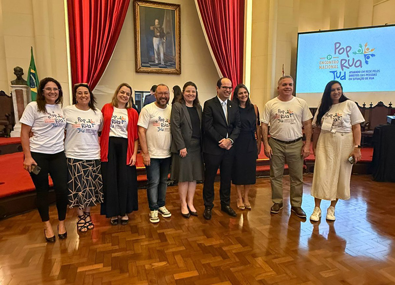 Magistradas do TRT-RS posam pra a foto com o ministro Alberto Bastos Balazeiro e demais participantes do evento