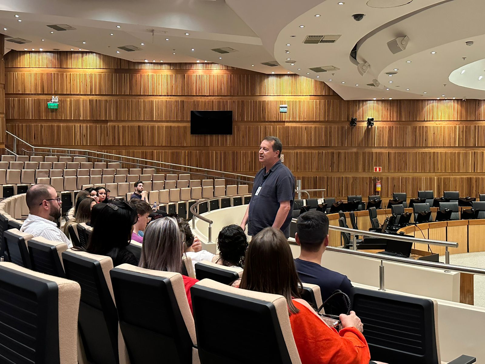 cesar conversando com alunos