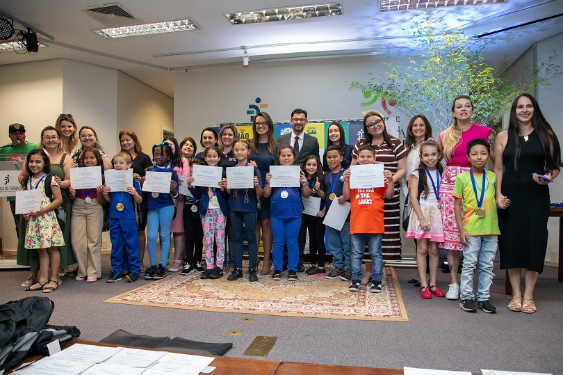 Foto posada de parte dos alunos premiados com alguns promotores do concurso